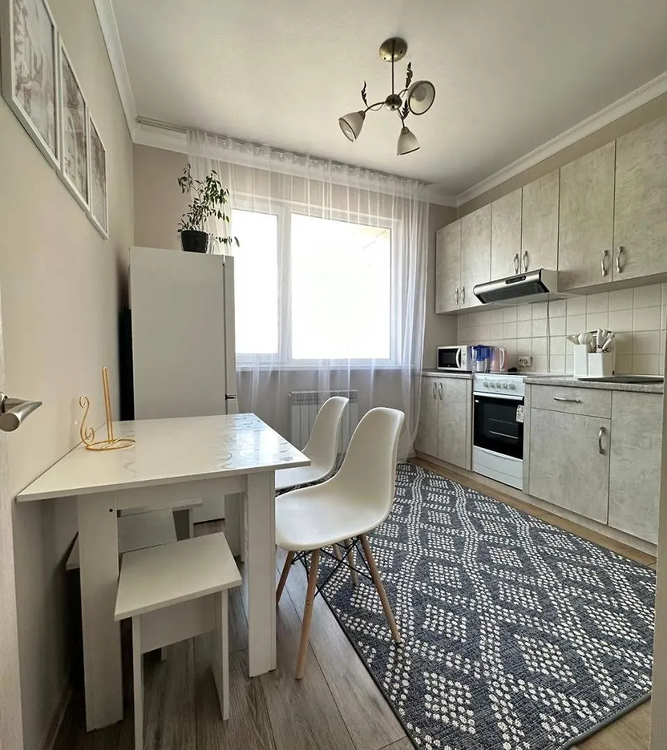 Светлая Квартира С Балконом Almaty Apartmán